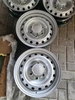 Isuzu 16 inch Set of rims - with choice of centre caps. Also 15 inch mags