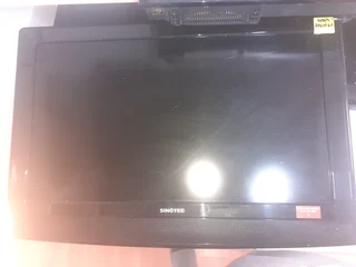 4 X Cracked 32 Inch Flat screen Tv&#39;s