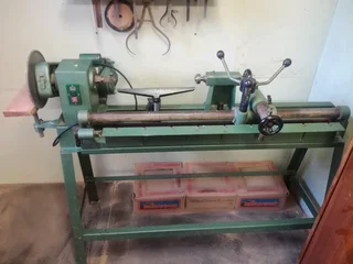 Wood turning lathe