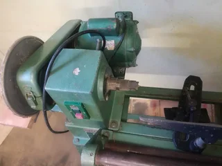 Wood turning lathe