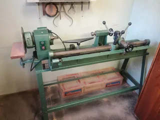 Wood turning lathe