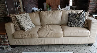 Geniune Leather 3-4 Seater Couch in very good condition. Off white/cream in color. Full grain