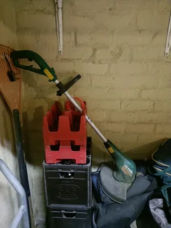 Garage Sale!!! 2. Old Speakers with Sub hoofer nice sound Only R2003. Computer/Gaming Table with gla