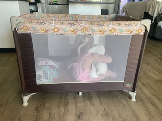 Baby Todler camp bed - like new with mattres
