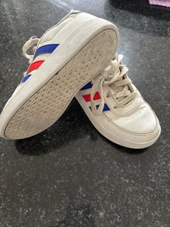 Boys Adidas takkies size 13