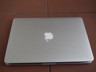 2015 Apple MacBook Pro core i5 at 2.7GHz, 8GB LPDDR3 SDRAM, 128GB 4 Lane PCIe-based flash storage