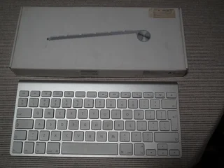 Apple Bluetooth Wireless Keyboard A1314 in original box - as good as new