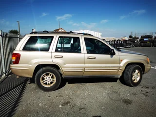 Jeep Grand Cherokee 4.7 V8 2001 spares for sale.