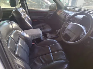 Jeep Grand Cherokee 2.7 CDI 2000 stripping for spares.