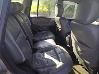 Jeep Grand Cherokee 2.7 cdi 2003 stripping for spares.