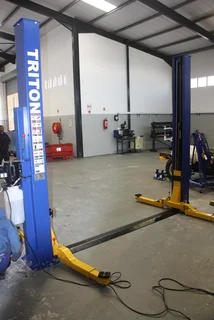 CAR LIFT 2 POST 4 TON. 220v/NEW/BASEPLATE.