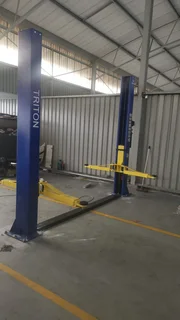 TRITON CAR HOISTS 2 POST 4 TON. 220v NEW.