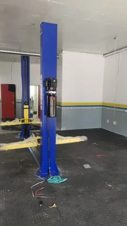 CAR LIFT 2 POST 4 TON DOUBLE POINT RELEASE LOCK SYSTEM.