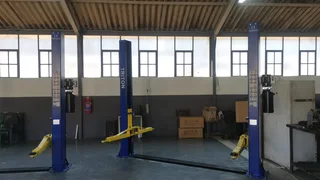 TRITON CAR HOISTS 2 POST 4 TON. 220v NEW.