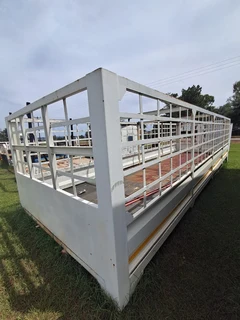 2020 8.5m cattle body with gate.still new