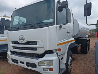 2012 Nissan UD 330 16000L double diff water tanker truck