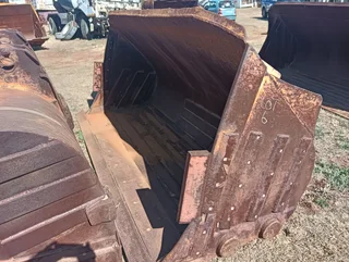 5x Komatsu buckets for sale