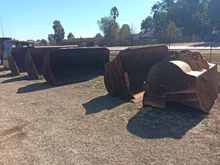 5x Komatsu buckets for sale