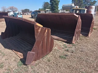 5x Komatsu buckets for sale