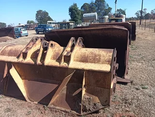 5x Komatsu buckets for sale
