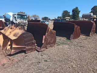 5x Komatsu buckets for sale