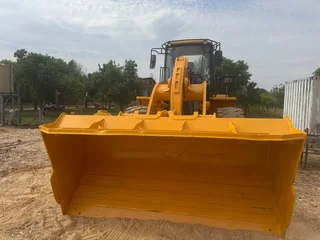 2020 Liugong 856H max front end loader. (Like new)