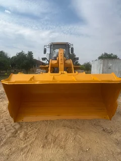 2020 Liugong 856H max front end loader. (Like new)