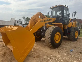 2020 Liugong 856H max front end loader. (Like new)