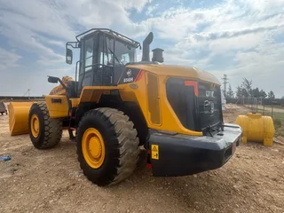 2020 Liugong 856H max front end loader. (Like new)