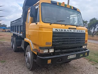 Nissan CW 10cub tipper truck 6x4 Ade407T