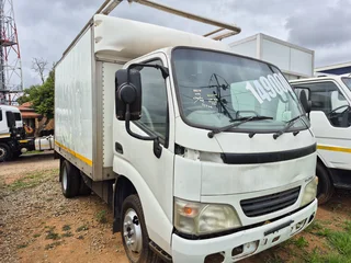 2006 Toyota Hino 300 insulated body truck