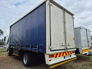 2015 Toyota Hino 915 with curtain side body truck (5 ton )