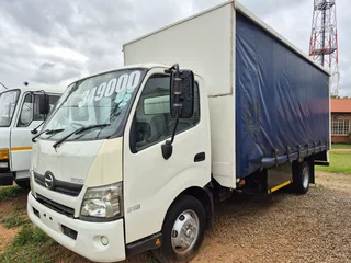 2015 Toyota Hino 915 with curtain side body truck (5 ton )