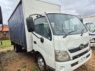 2015 Toyota Hino 915 with curtain side body truck (5 ton )