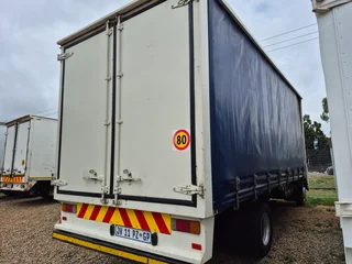 2015 Toyota Hino 915 with curtain side body truck (5 ton )