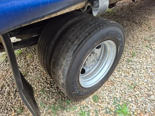 2015 Toyota Hino 915 with curtain side body truck (5 ton )