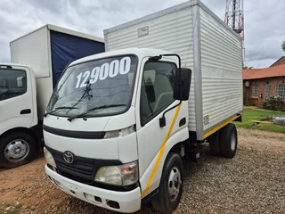 2009 Toyota Hino 4093 box body truck