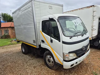 2009 Toyota Hino 4093 box body truck