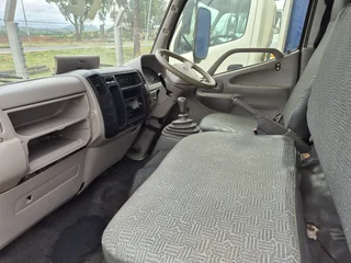 2009 Toyota Hino 4093 box body truck