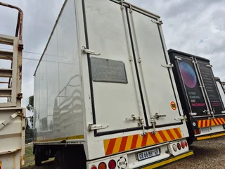 2013 Isuzu NPR400 with box body truck