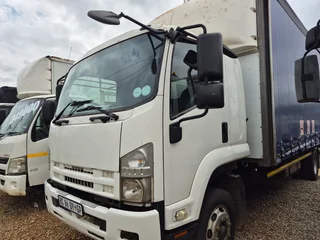 2017 Isuzu 800 with new curtain side body truck