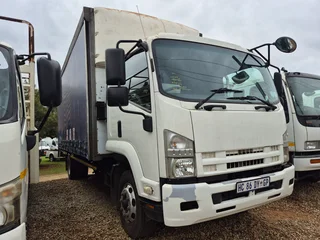 2017 Isuzu 800 with new curtain side body truck