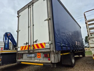 2017 Isuzu 800 with new curtain side body truck