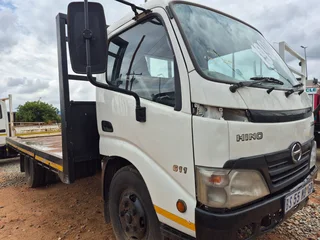 2005 Toyota Hino 611 with Flatdeck body truck