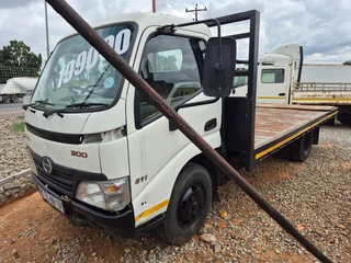 2005 Toyota Hino 611 with Flatdeck body truck
