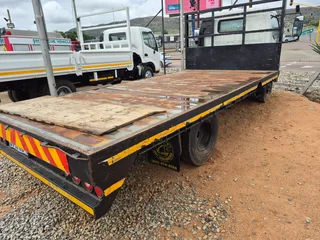 2005 Toyota Hino 611 with Flatdeck body truck
