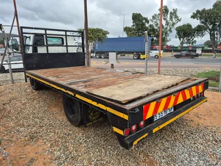 2005 Toyota Hino 611 with Flatdeck body truck