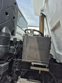 2013 Nissan UD 370 10cub tipper truck 6x4