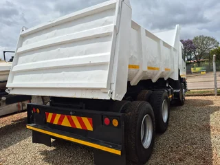 2013 Nissan UD 370 10cub tipper truck 6x4