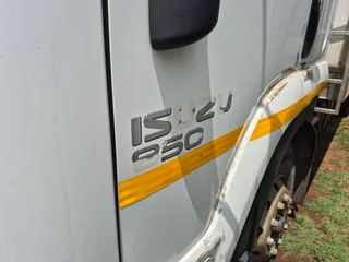 2015 Isuzu 850 Auto 8 ton fridge truck